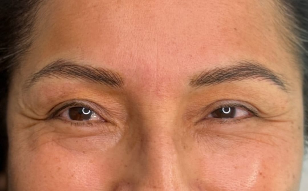 Después: cejas pelo a pelo con trazos hechos con máquina